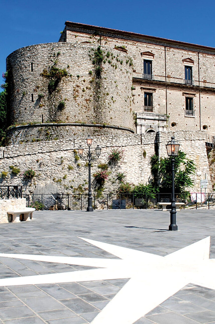 Teggiano piazza portello con veduta sul Castello Macchiaroli